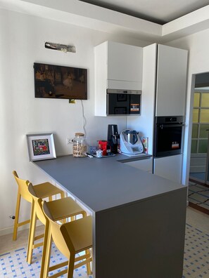 Réfrigérateur, micro-ondes, four, plaque de cuisson