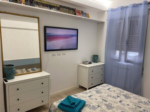 2 slaapkamers, een bureau, een strijkplank/strijkijzer, reisbedje