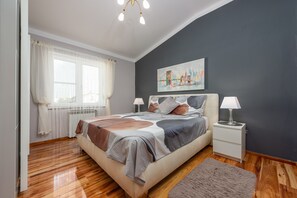 5 bedrooms, iron/ironing board, free WiFi, bed sheets