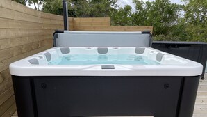 A hot tub with a wooden deck surrounding it. - Oas 300m ifrån centrum Uddevalla -  Bubbelpool uteplats (Västra Götalands län)