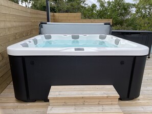 Tina de hidromasaje al aire libre