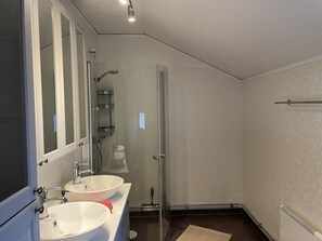 Shower, hair dryer, towels, soap - Oas 300m ifrån centrum Uddevalla -  Bubbelpool uteplats (Västra Götalands län)
