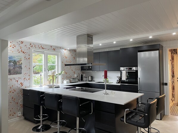 Refrigerador, microondas, horno y parrilla de estufa