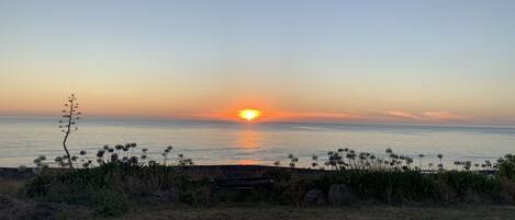 Una playa cerca, sillas reclinables de playa