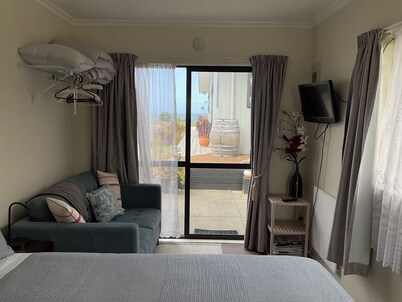 Beachside Studio close to cafes & wineries 