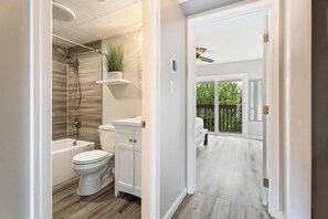 Baignoire, séchoir à cheveux, serviettes fournies