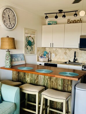 Fridge, microwave, oven, stovetop - Top Flr 3rd, Ocean View, Beach Bar/Rest, Nxt to Elevator, Pickleball & Tennis (Hilton Head Island)