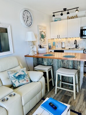 Smart TV, fireplace - Top Flr 3rd, Ocean View, Beach Bar/Rest, Nxt to Elevator, Pickleball & Tennis (Hilton Head Island)