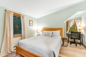 4 bedrooms, desk, iron/ironing board, Internet