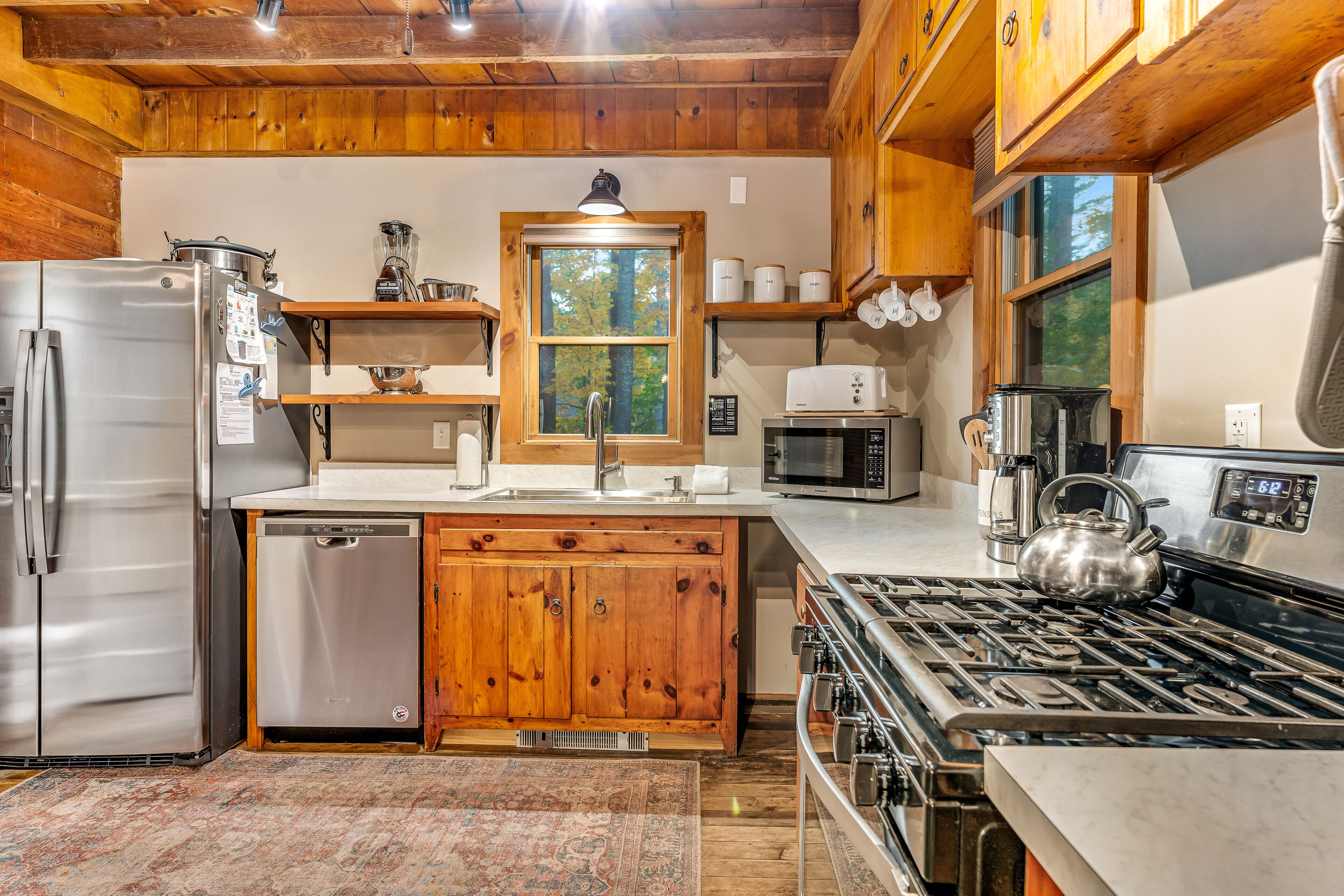 R éfrigérateur, micro-ondes, four, plaque de cuisson