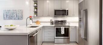 SKI N SKI OUT,  Hike & Bike out the door, Gym Pickle Ball Tennis pools tub