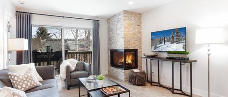 Een smart-tv, een open haard, een dvd-speler en boeken