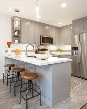 Refrigerador, microondas, horno y parrilla de estufa 