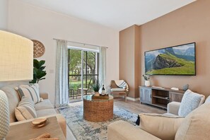 Fernseher, Bücher, Arbeitsbereiche