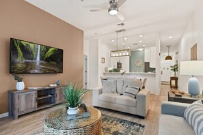 Fernseher, Bücher, Arbeitsbereiche