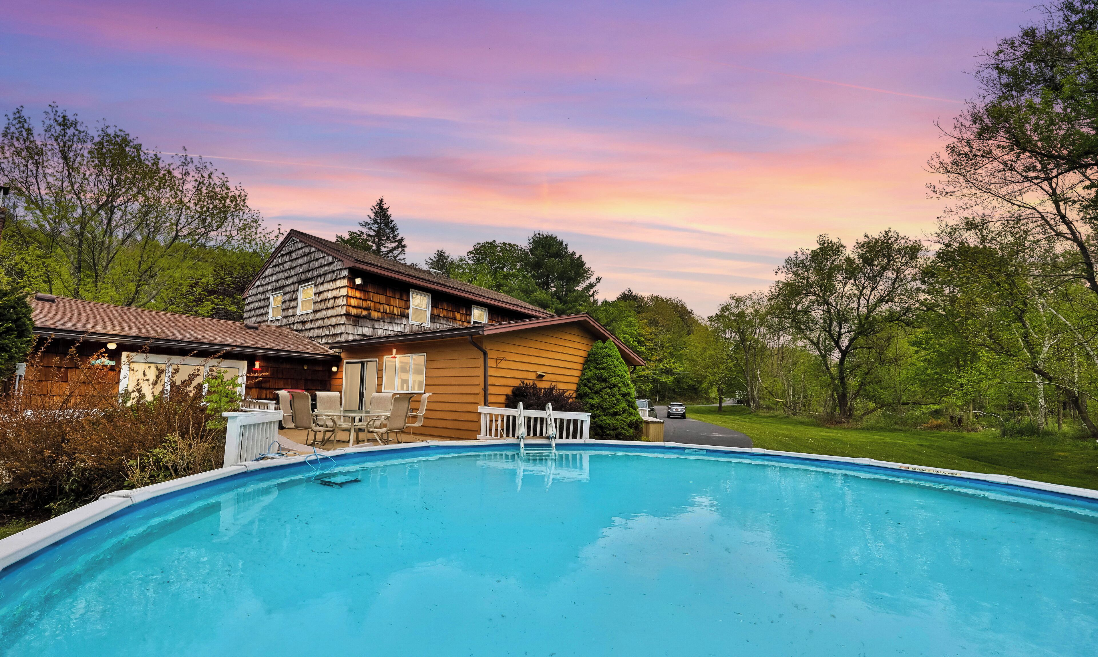 VINTAGE ART WINDHAM HOUSE WITH BAR, HOT TUB, FIREPLACE 5 MIN TO SKI