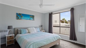 5 bedrooms, WiFi - Coastal Comfort Retreat Cowes Phillip Island (Cowes)