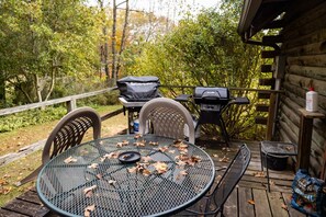 Outdoor dining - Beautiful Rustic Log Cabin Near Kentucky Lake (Springville)