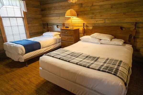 3 bedrooms, iron/ironing board, travel crib, WiFi - Beautiful Rustic Log Cabin Near Kentucky Lake (Springville)