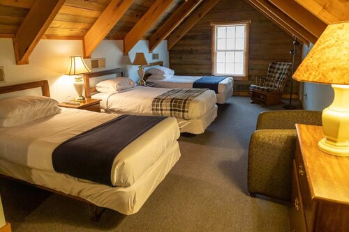 Beautiful Rustic Log Cabin Near Kentucky Lake