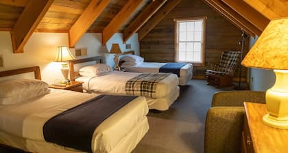 Beautiful Rustic Log Cabin Near Kentucky Lake