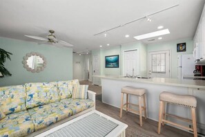 Fernseher, Bücher, Arbeitsbereiche