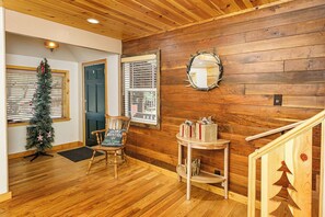 Interior - Ski-Lake-Hike! 4-BR Big Bear Fun | Firepit, Wi-Fi, (Big Bear Lake)