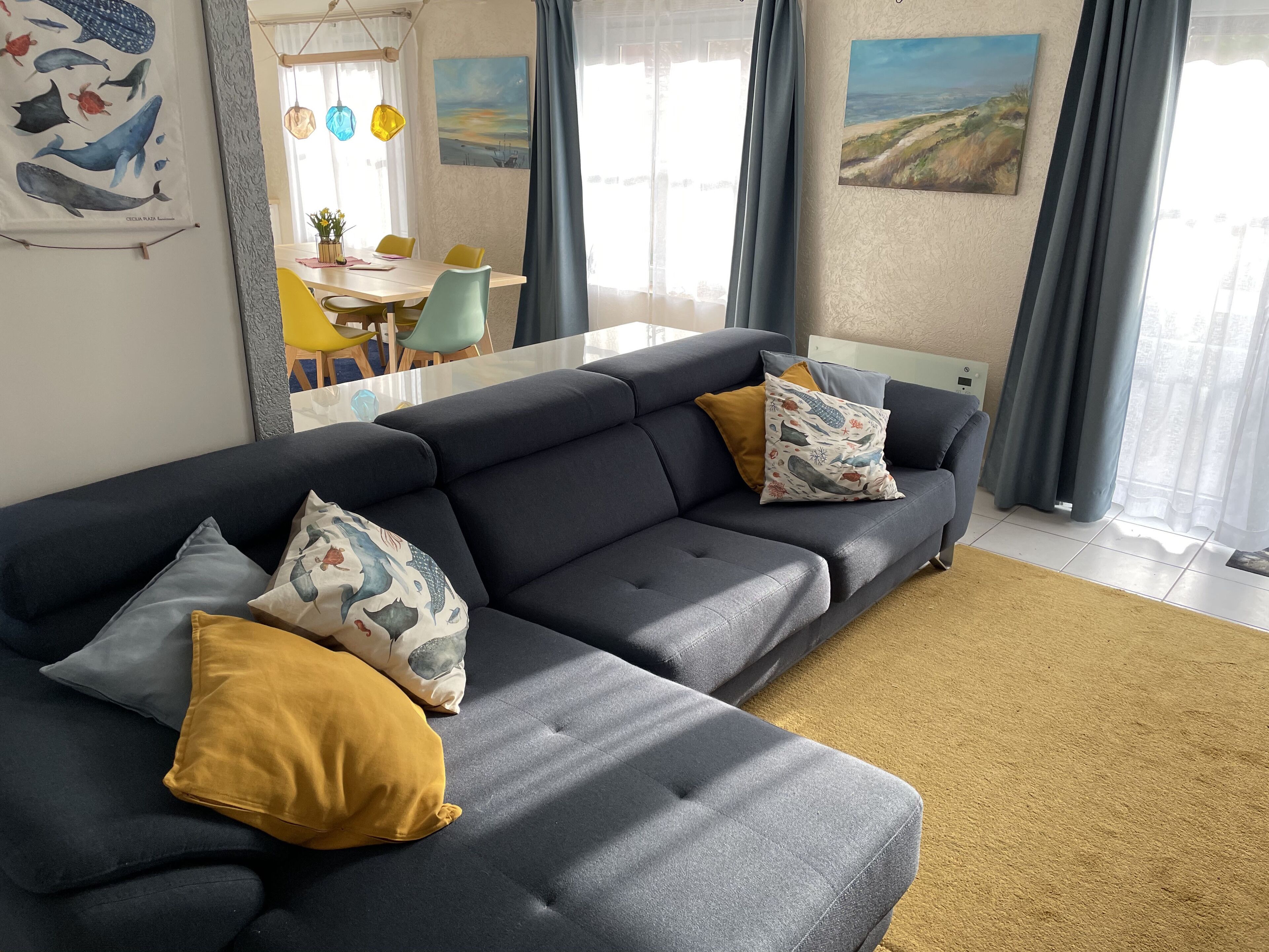 Smart-TV, Kamin, Bücher, Videothek