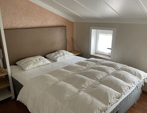 3 chambres, bureau, fer et planche à repasser, lit parapluie