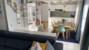 Smart-TV, peis, bøker og filmbibliotek