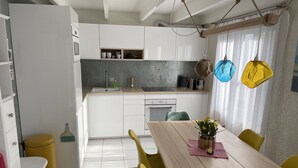 Kaffetrakter/tekoker, kjøleskap, mikrobølgeovn og ovn