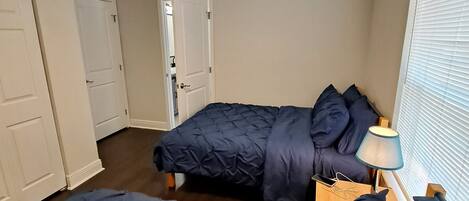 3 makuuhuonetta, tallelokero huoneessa, silitysrauta/-lauta