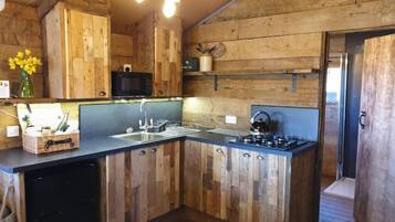 House | Dapur peribadi | Peti sejuk, ketuhar gelombang mikro, ketuhar, dapur