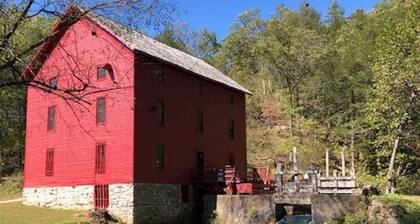 Cozy Cabin in the HEART of the Ozark National Scenic Riverway!