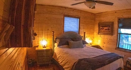 Cabin in the heart of the Ozark National Scenic Riverway!