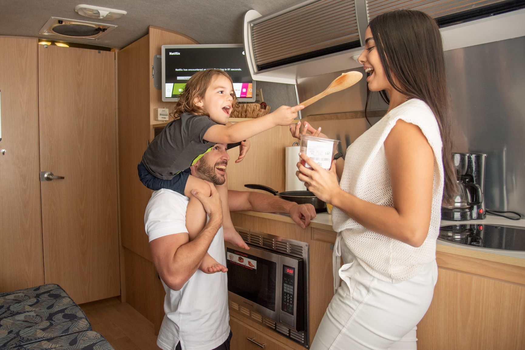 Kjøleskap, mikrobølgeovn, kokeplater og kaffetrakter/tekoker