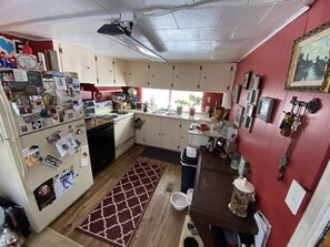 Oven, stovetop, dishwasher, coffee/tea maker