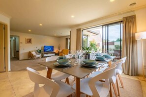 Dining - Iles Inn | Lynmore Location with Spa Pool (Rotorua)