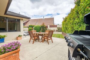 Outdoor dining - Iles Inn | Lynmore Location with Spa Pool (Rotorua)