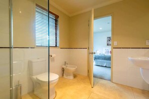 Shower, hair dryer, towels - Iles Inn | Lynmore Location with Spa Pool (Rotorua)