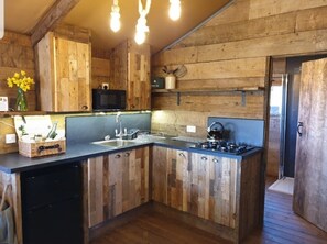 Frigorifero, microonde, forno, piano cottura