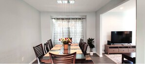 Dining - Spacious Elegantly Furnished 4BR House in Great Location in Baltimore (Catonsville)