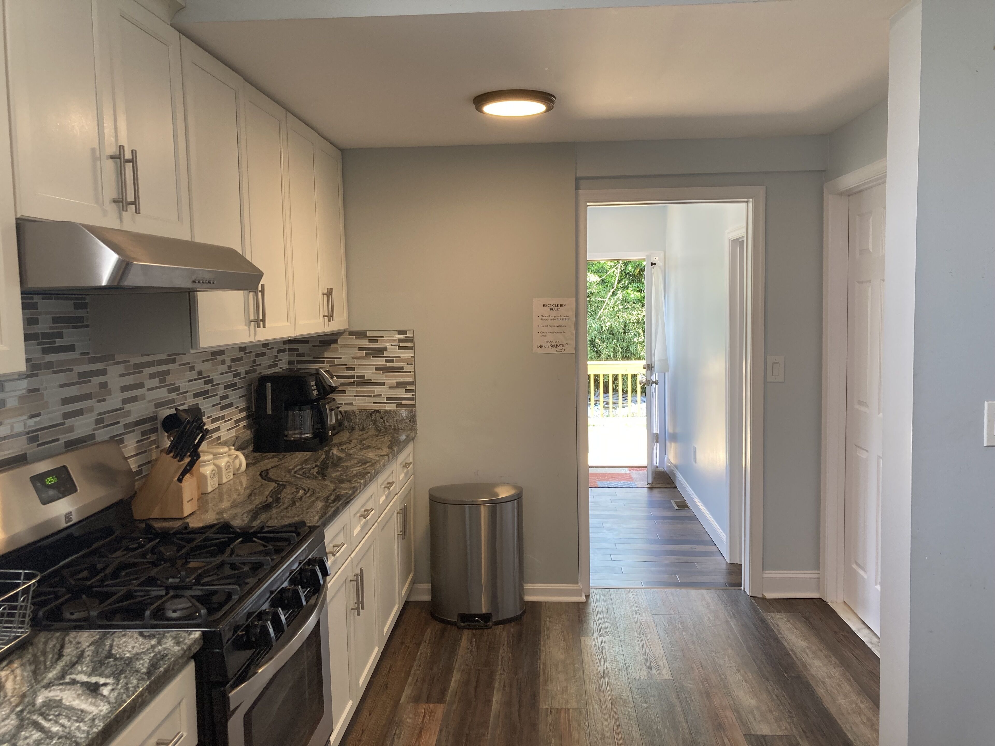 Kylskåp, mikrovågsugn, ugn och spishäll