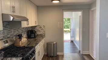 Kylskåp, mikrovågsugn, ugn och spishäll