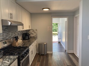 ثلاجة، ميكروويف، فرن، مو�قد طهي مسطح