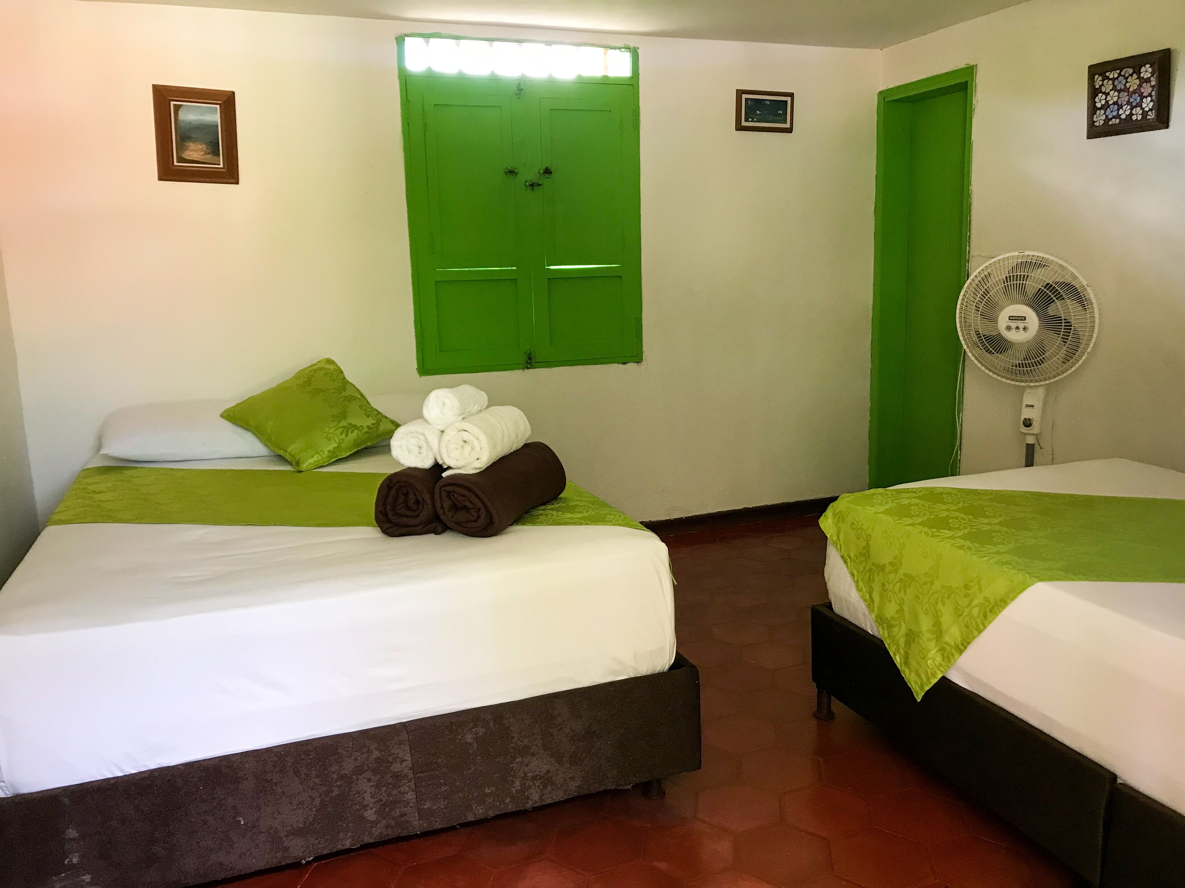 Internet, ropa de cama y acceso para silla de ruedas 