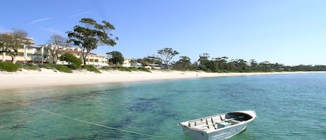 بالقرب من الشاطئ