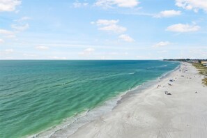 Beach nearby - Book Swell Life: 4-Bedroom Paradise Steps from the Beach with Pool (Holmes Beach)