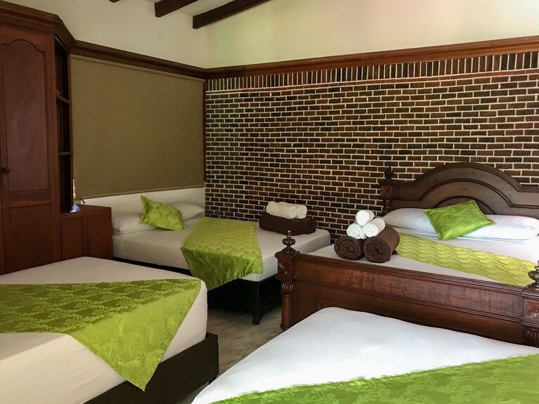 Habitación Con 3 Camas Dobles - Pereira