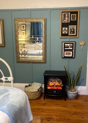 1 bedroom, desk, iron/ironing board, free WiFi - La Maison Rose - a French style garden retreat in the heart of Wangaratta (Wangaratta)